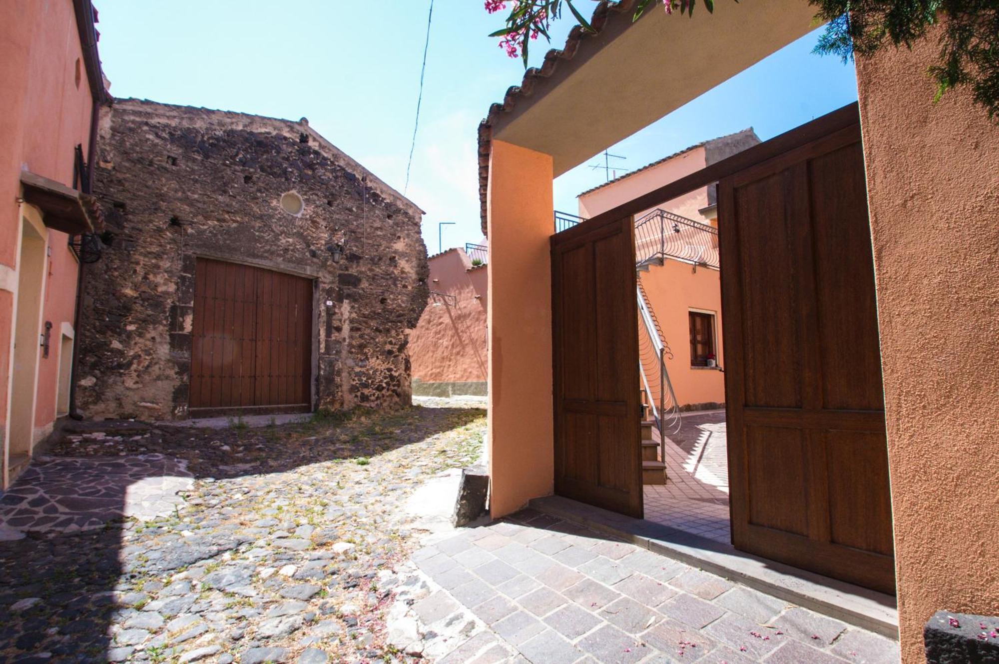 Residenza Maria Antonia - Historical Suite Orosei Bagian luar foto